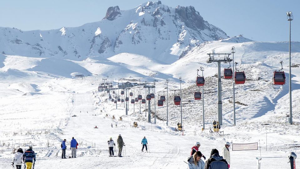 Erciyes Kış Sporları ve Turizm Merkezi’nde kayak sezonu başladı