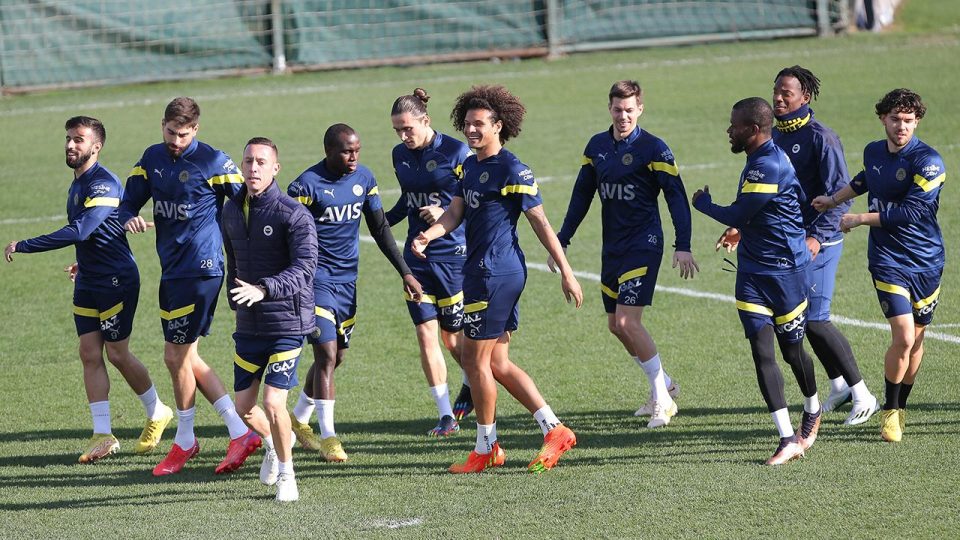 Fenerbahçe’de kupa ve lig hazırlıkları sürüyor