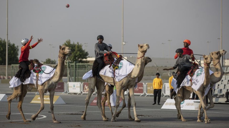 Katar’da develer üzerinde hentbol maçı oynandı