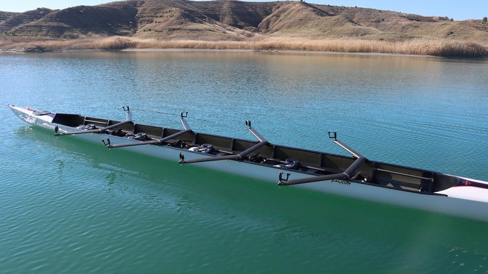 Kürek sporunda kullanılacak 5 tekne Atatürk Barajı Göleti’nde suyla buluşturuldu