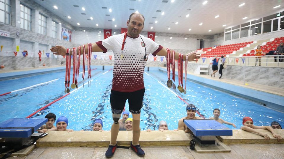 Protezli öğretmenin yüzme aşkı: Yetiştirdiği sporcular 42 madalya kazandı