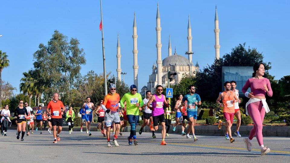 5 Ocak Adana Kurtuluş Yarı Maratonu koşuldu