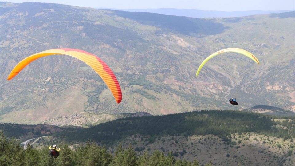 Çankırı’da düzenlenen yamaç paraşütü yarışması başladı
